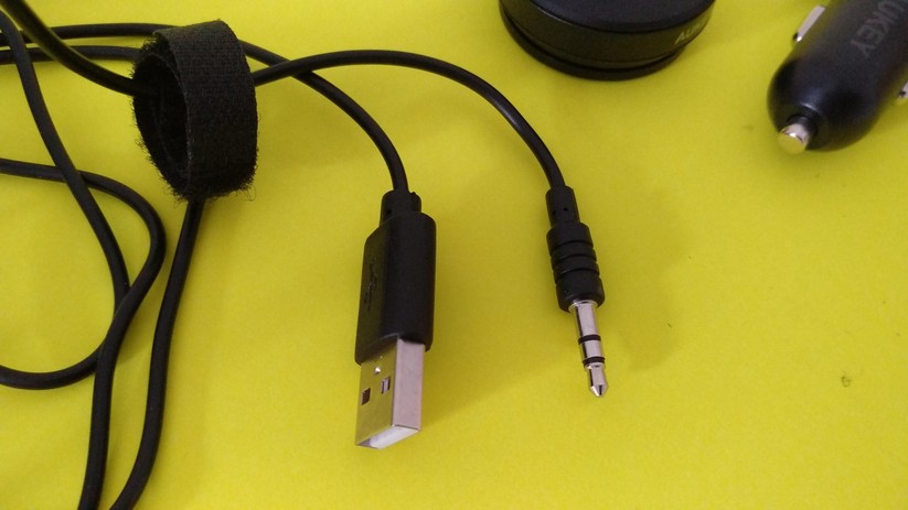 Das Y-Kabel mit USB- und Klinkenstecker ist ausreichend lang.