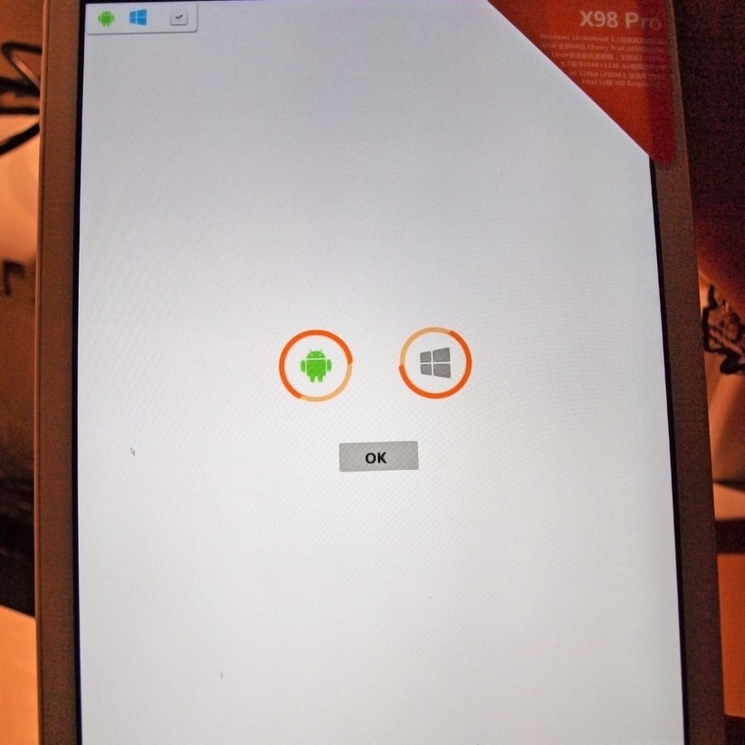Beim Starten fragt das Tablet den Nutzer, welches Betriebssystem er starten möchte.