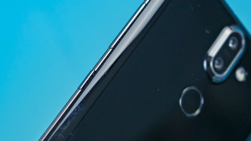 Die Tasten des Nokia 8 Sirocco sind zu flach und scharfkantig.