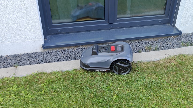 Natural Expression Performance 7: Kamerabasierter Mähroboter für Flächen bis 500 m² und einer Schnittbreite von 18 cm.