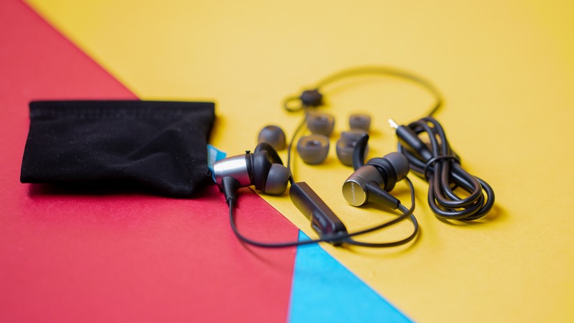 Anker legt zusätzliche Ohrstöpsel und Flügel sowie ein Ladekabel, eine Tragetasche und eine Klammer bei. 