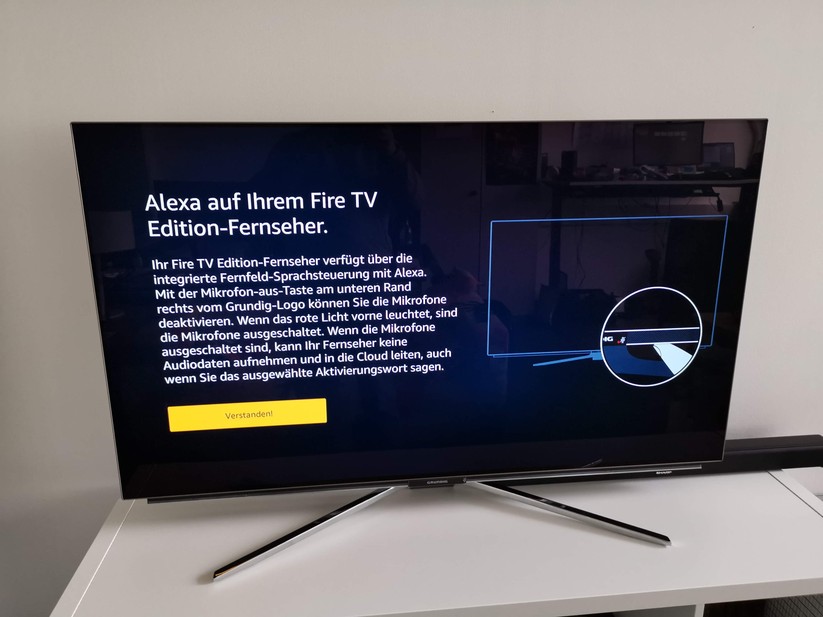 Grundig liefert den TV in zwei Versionen. Eine besitzt integrierte Mikrofone im Fernseher, die andere lässt sich über das Mikro in der Fernbedienung steuern. 