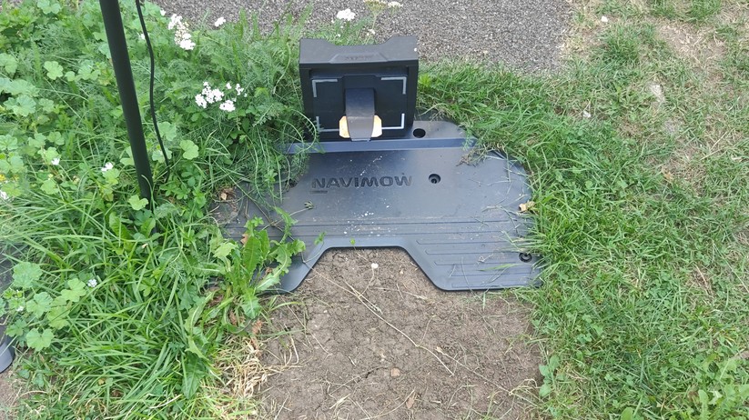 Segway Navimow X420: Großer und schwerer Allrad-Mähroboter mit RTK- und Kamera-Navigation für Rasenflächen bis 2000 m², 42 cm Schnittbreite, lenkbare Vorderräder, aber ohne Kantenschnittoptimierung.