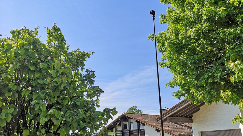 Wer sich selbst mit dem 1-Zoll-Modul filmen will, braucht einen Selfie-Stick. Ganz so lange wie auf dem Foto, muss der aber nicht sein.