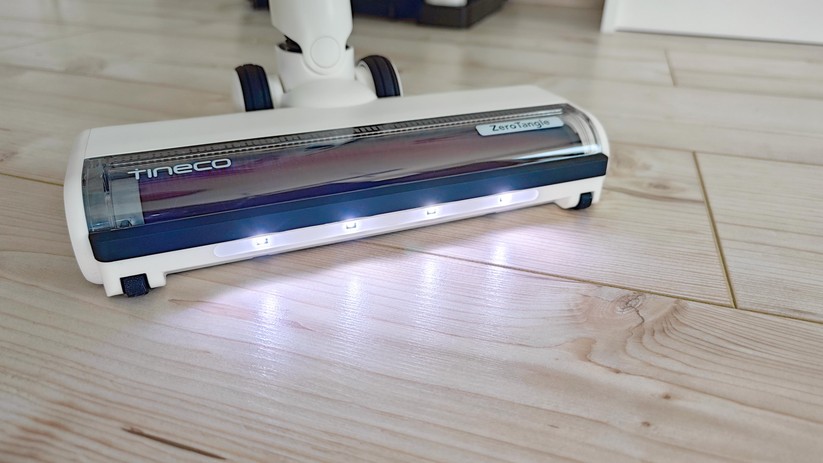 Auch beim Saugen macht der Tineco Floor One Switch S7 Licht |