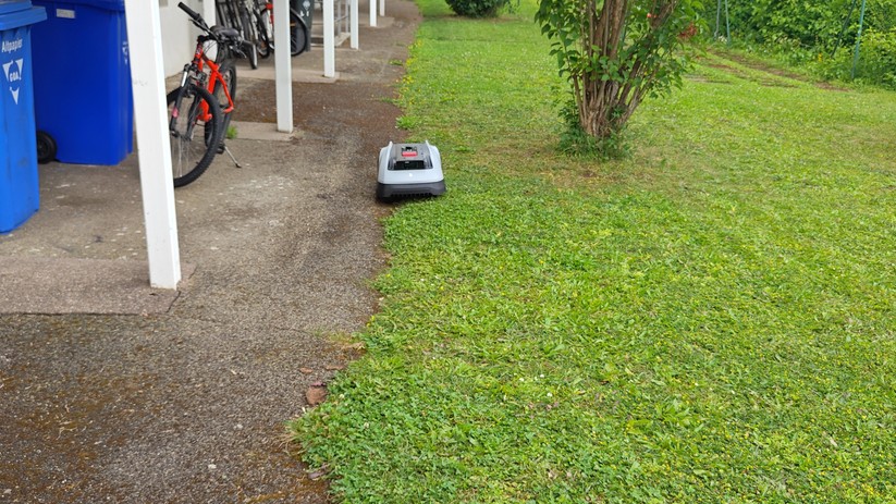 Wenn die Rasenfläche an einen bündigen Weg auf gleicher Höhe grenzt, überfährt der Ecovacs Goat O600 RTK die Grenze leicht und erzielt dadurch einen perfekten Kantenschnitt.