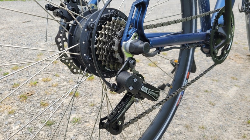 Accolmile E-Road: E-Bike mit 18 Kilo, 28-Zoll-Reifen, 250-Watt-Hinterradmotor, 345-Wh-Akku und 7-Gang-Shimano-Kettenschaltung