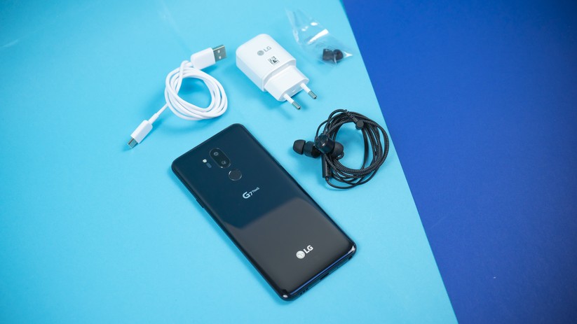 Der Lieferumfang des LG G7 Thinq: Telefon, Ladegerät, Kabel mit USB-C, Kopfhörer und Tuch zum Reinigen.
