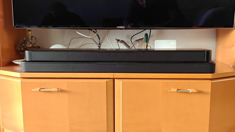 Gegenüber der JBL Bar 800MK2, die zwei Rear-Speaker bietet, ist die 500MK etwas breiter.