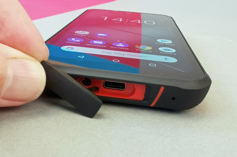 USB C und 3,5-Millimeter-Klinke unter Deckung