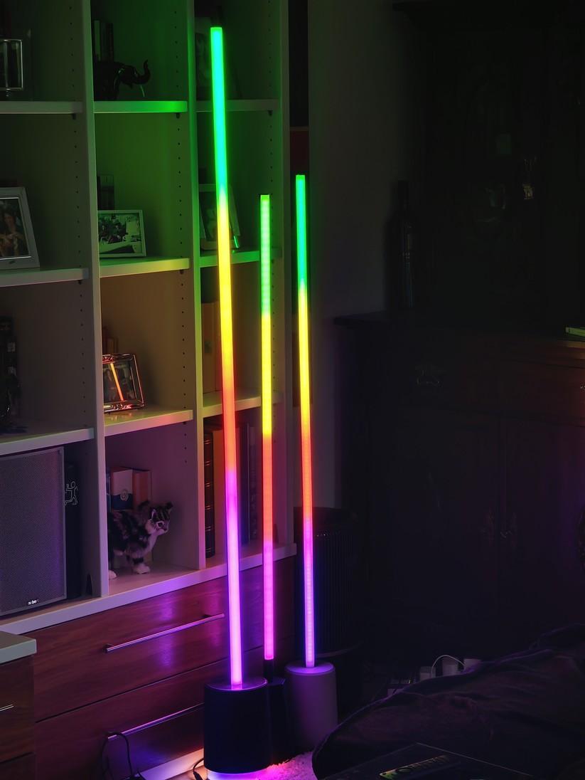 Eufy Indoor Floor Lamp E10 (mitte), Govee Lyra (rechts) und Govee Floor Lamp Pro (links)