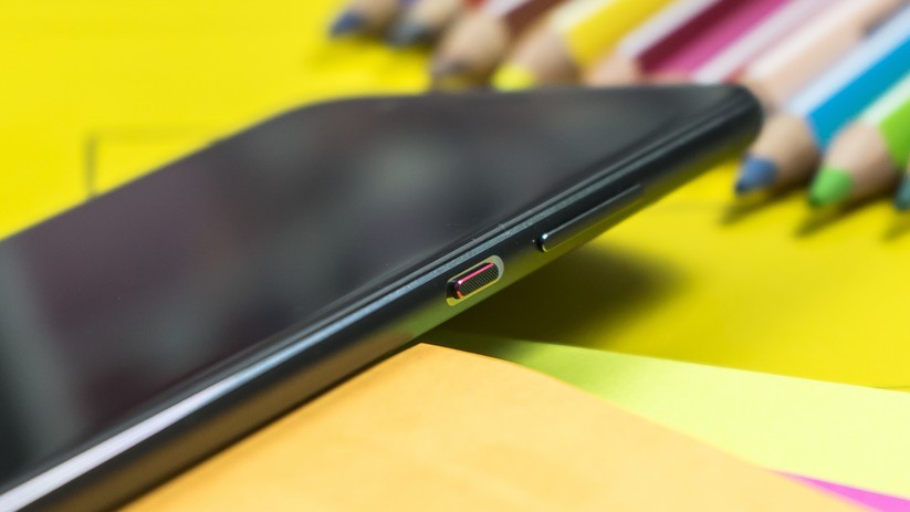 Power-Taste des P10 ist in der Farbe Rot akzentuiert.