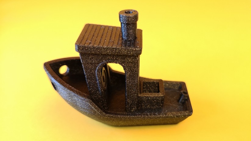 Die Druckqualität unseres Testobjekts "Benchy"  direkt nach dem Aufbau gut. 