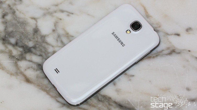 Die Rückseite des Samsung Galaxy S4 besteht aus komplett aus Plastik – und fühlt sich auch dementsprechend an.