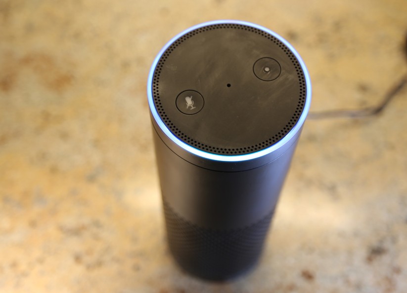 Sobald Alexa aktiv ist, leuchtet der LED-Ring auf der Oberseite.