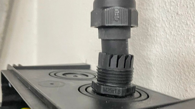 Wallbox Ion Basic – Kabeldurchführung mit Muffe