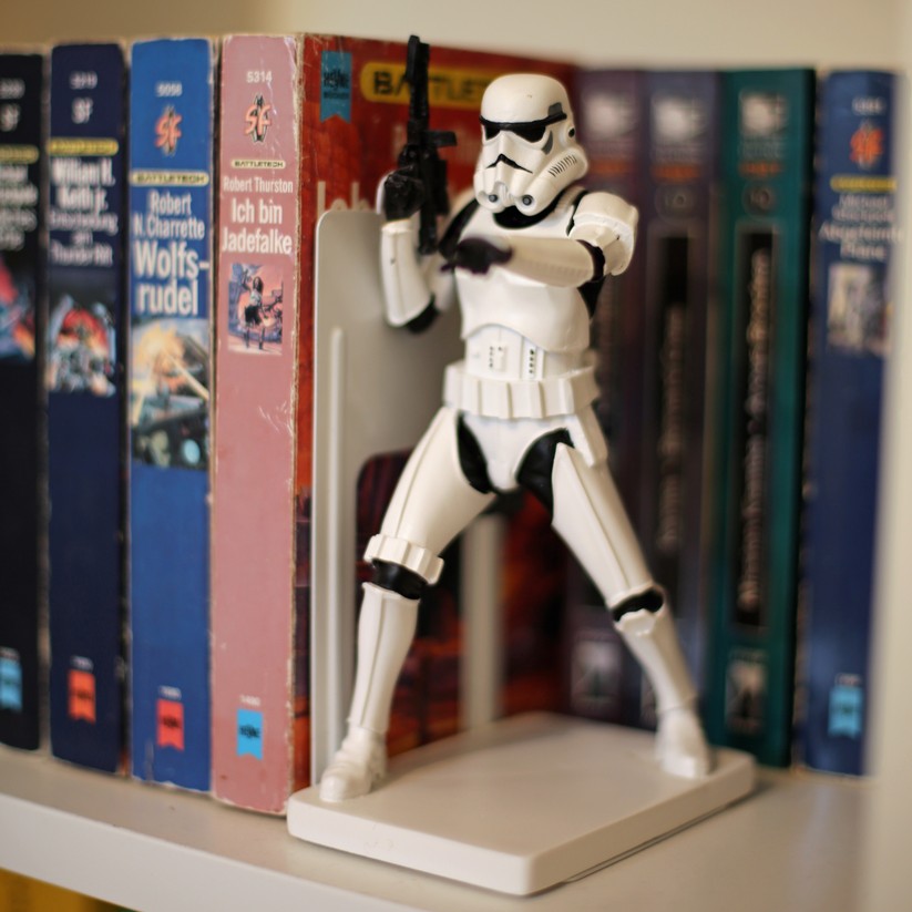 Eine Buchstütze im Storm-Trooper-Design.