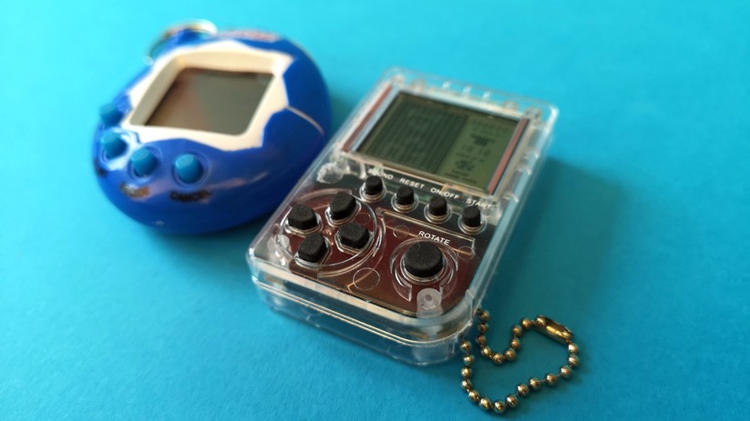 Minikonsolen oder Tamagotchi-Anhänger sind verhältnismäßig klobig und vor allem ein Gag.