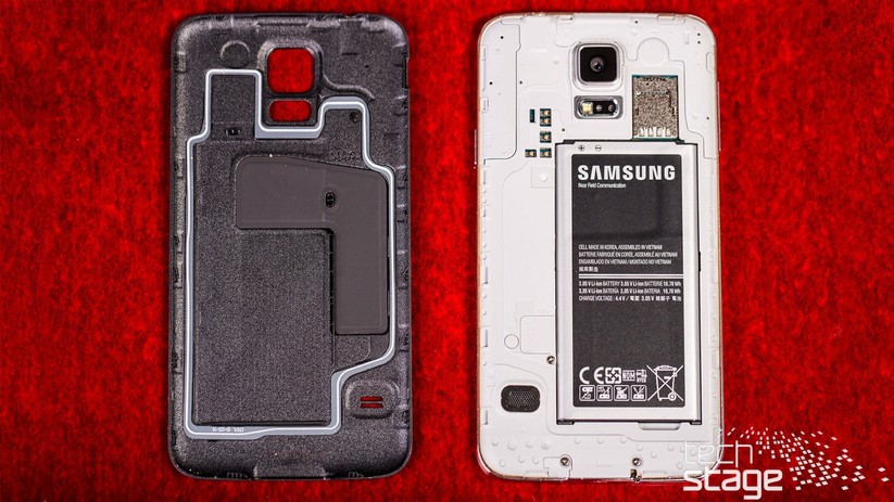 Trotz abnehmbarem Akkudeckel ist das Galaxy S5 wasserdicht.