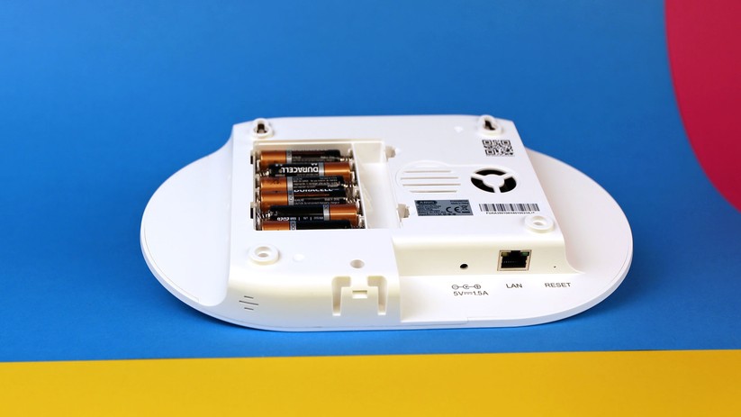 In der Alarmzentrale sitzen Pufferbatterien. Unten befinden sich die Anschlüsse für Netzteil und LAN, WLAN ist nicht an Bord.