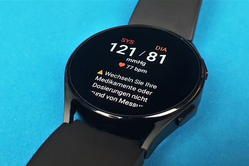 Samsung Galaxy Watch 4: Um den integrierten Blutdruckmesser zu nutzen, muss man diesen einmalig mit einem Handgerät kalibrieren.