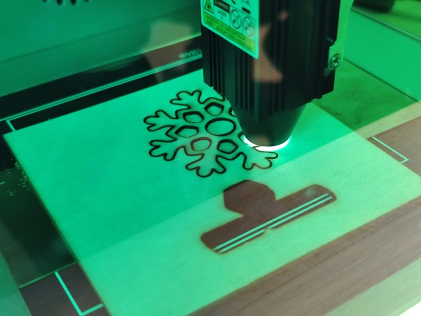 Hier schneidet der Mecpow M1 2 mm starkes Sperrholz.