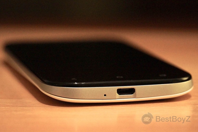 HTC One SV von der Fußseite