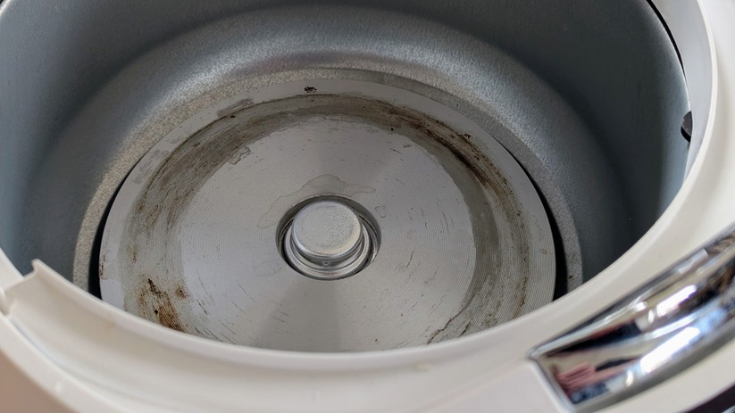 Wird die Federung in der Mitte der Heizplatte heruntergedrückt, schließt sich der Kontakt und der Strom zur Generierung der Hitze kann fließen.