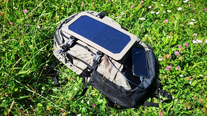 Das Solarpanel vom Xpower-Rucksack ist abnehmbar.