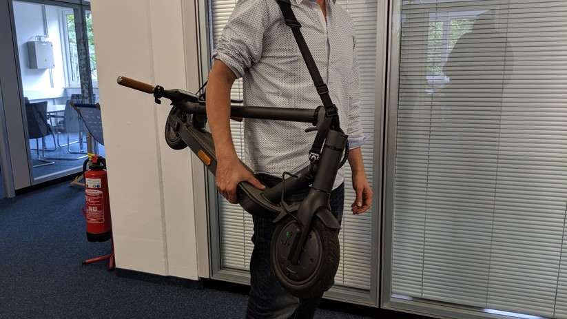 Der IO Hawk Sparrow Legal kommt mit einem etwas umständlichen Tragegurt.