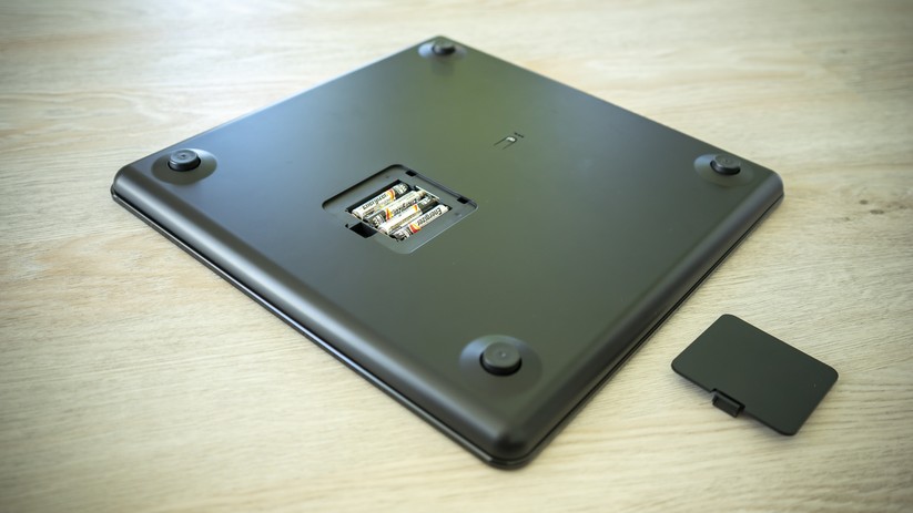 Vier AAA-Batterien in der Nokia Body+