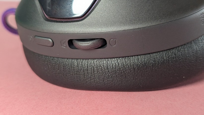 Die meisten Gaming-Headsets mit ANC haben eine dedizierte Taste zum Ein- und Ausschalten der Funktion. In manchen Fällen kann man das Noise Cancelling auch per App aktivieren.
