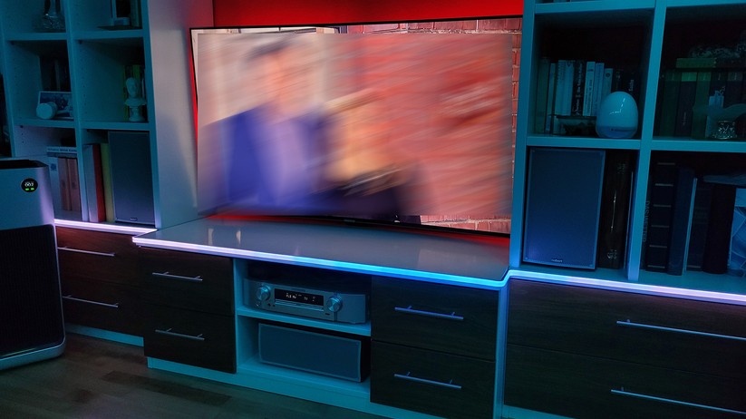 Govee RGBIC LED Neon Rope Lights for desks (H61C3): Der LED-Streifen ist unterteilt in 42 steuerbare Segmente, die mit unterschiedlichen Farben leuchten können. Mit 84 LEDs pro Meter, insgesamt sind es 252, bietet der LED-Streifen auch eine gute Helligkeit.