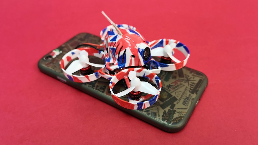 Der Mini-Copter im Größenvergleich mit dem iPhone 6s.
