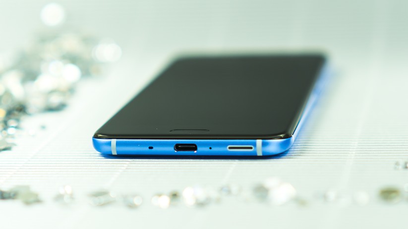 Auf der unteren Seite des HTC U11 befindet sich der Anschluss USB Type C auf Basis der Spezifikation USB 3.1.