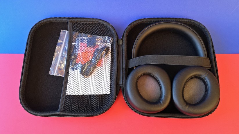 Der Taotronics Hybrid ANC kommt mit einer praktischen Tasche und jeder Menge Kabeln zum Kunden.