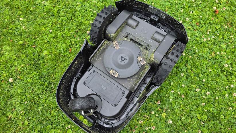 Der Mähroboter Mova Viax 500 navigiert mithilfe von LiDAR und Kameras. Er bietet eine Schnittbreite von 20 cm und mäht bis zu 600 m² große Flächen.
