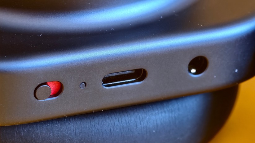 USB-C-Buchse und Klinkenanschluss am Over-Ear-Kopfhörer Nothing Headphone 1 Pro