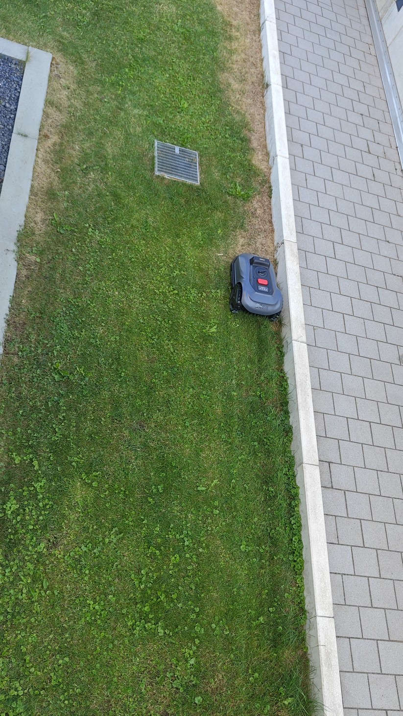 Natural Expression Performance 7: Kamerabasierter Mähroboter für Flächen bis 500 m² und einer Schnittbreite von 18 cm.
