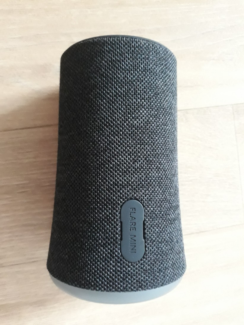 Soundcore verzichtet abseits des Anschlusses für das Micro-USB-Ladekabel auf weitere Anschlüsse, etwa für eine SD-Karte oder ein Klinke-Kabel.