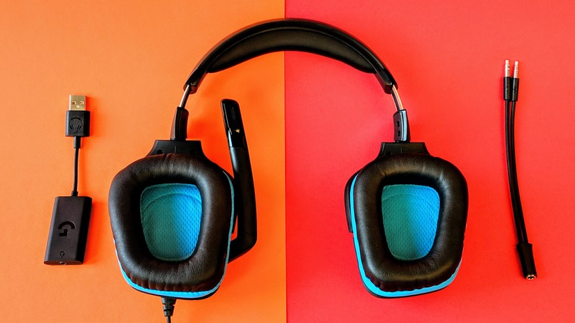 Das Headset kommt mit Klinke- und USB-Adapter zum Kunden.