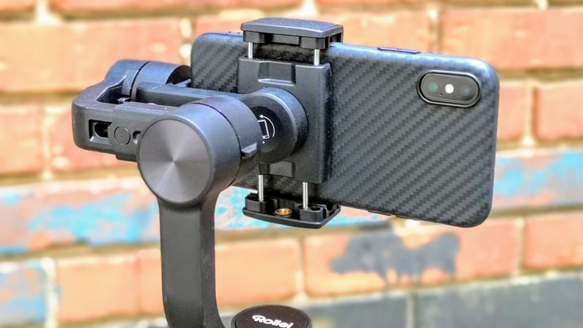 Die Klammer des Rollei Steady Butler Mobile umfasst das Smartphone sicher.