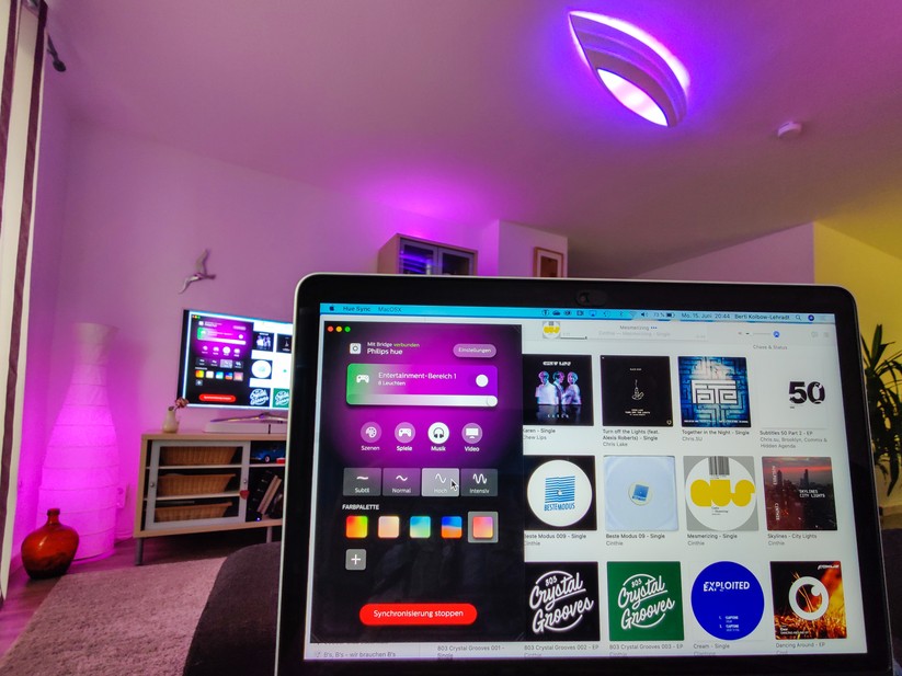 Hue rechtfertigt den hohen Preis durch viele zusätzliche und gut umgesetzte Spezialfunktionen, zum Beispiel den Lichtabgleich mit Musik