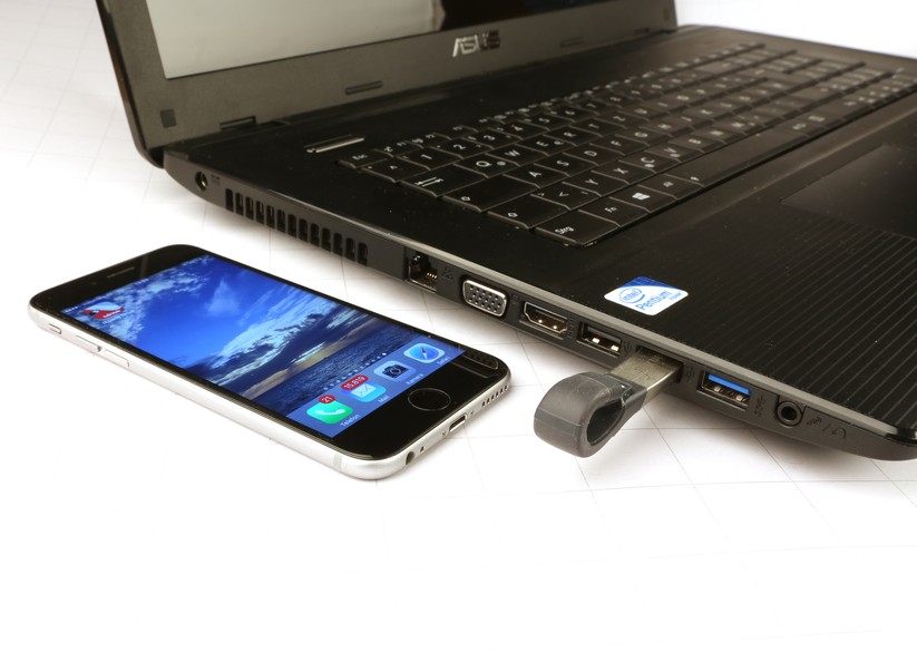 Der iXpand V2 funktioniert am Computer und iPhone oder iPad.