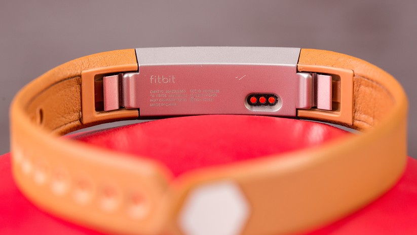 Das Aufladen des Akkus geschieht über diesen höchst-proprietären Anschluss.