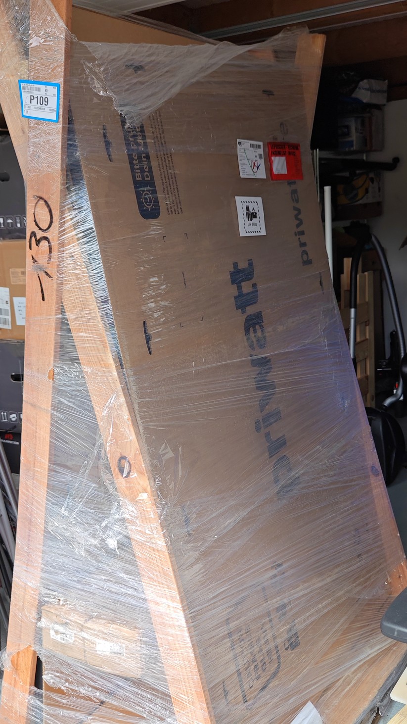 Balkonkraftwerk Priwatt Duo mit 900 Watt Solarleistung und Speicher Avocado Orbit M mit 2,11 kWh, vier MPPTs mit einer Eingangsleistung von bis zu 2600 Watt.