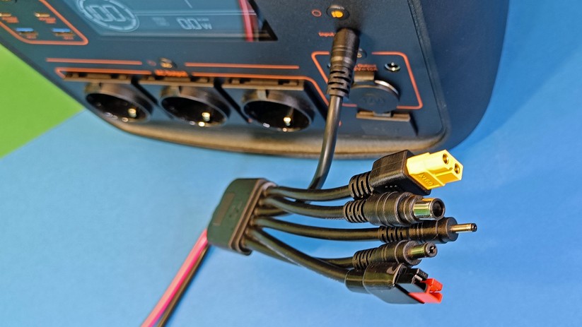 Dem Solarpanel legt Newsmy einen praktischen Adapter bei. So ist auch die Nutzung mit anderen Powerstations möglich.