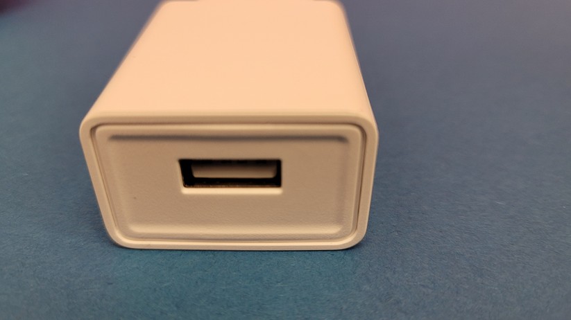 Ein USB-Netzteil gehört auch zum Lieferumfang.