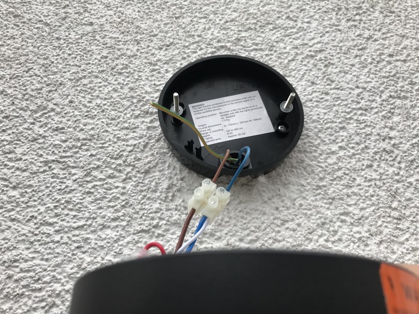 Die Bodenplatte wird mit zwei Schrauben an der Wand befestigt. Kabel anschließen, Deckel zu, verschrauben, fertig.