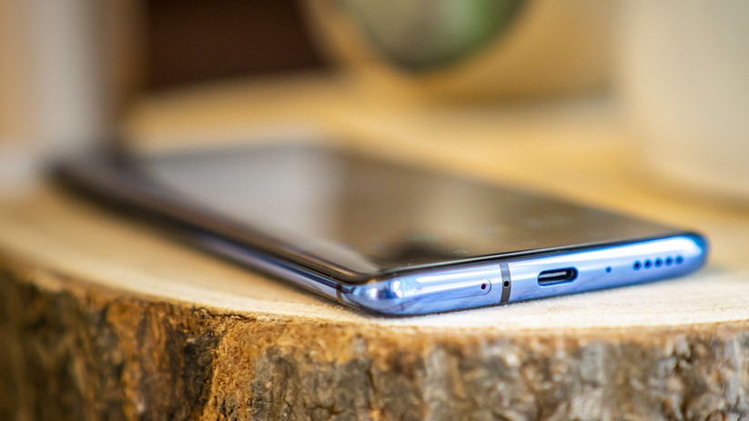 Auf der Unterseite gibt es Lautsprecher, USB-C und Mikrofon sowie Steckplätze für zwei Nano-SIM-Karten